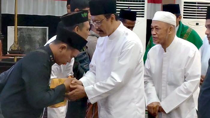 Mensos-Gus-Ipul-Sampaikan-Amanah-Presiden-Saat-Tahlil-Korban-Ponpes-Al-Khoziny-di-Pendapa-Bangkalan.jpg