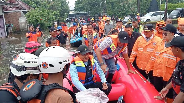 Mensos-Gus-Ipul-saat-Baik-Perahu-Karet-Tinjau-Langsung.jpg