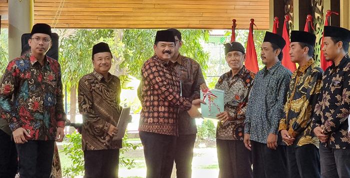 Menteri-Agraria-dan-Tata-RuangBadan-Pertanahan-Nasional-ATRBPN-Hadi-Tjahjanto-ketiga-dari-kiri.jpg