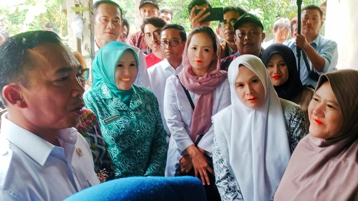 Menteri-Wihaji-Kunjungi-Keluarga-Berisiko-Stunting-di-Lamongan-Jatim.jpg