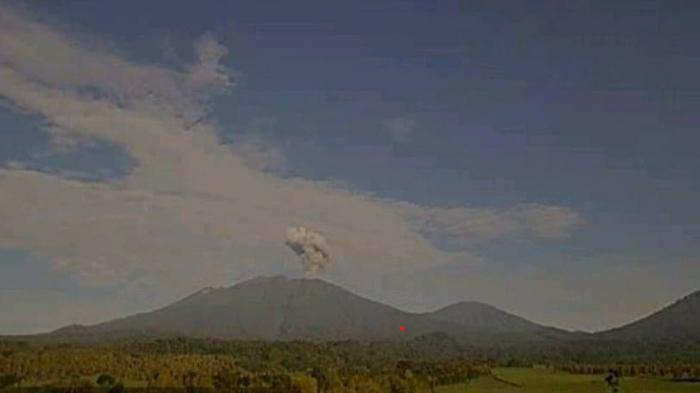BREAKING NEWS Gunung Raung Erupsi, BPBD Bondowoso Imbau Warga Tak Dekati Puncak Kawah Radius 3 Km