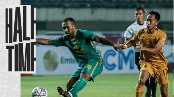 Michael-Rumere-saat-tampil-di-laga-Bhayangkara-FC-vs-Persebaya-Surabaya.jpg
