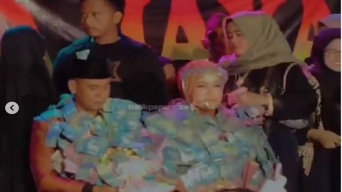 Mirip-Tradisi-Madura-Viral-Pengantin-di-Balikpapan-Disawer-Tamu-hingga-Tubuhnya-Tertutupi-Uang.jpg