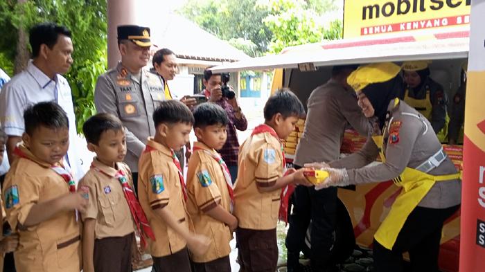 Mobil-Senyum-Polres-Tulungagung-untuk-bagikan-Makanan-Bergizi-Gratis-untuk-anak-anak.jpg