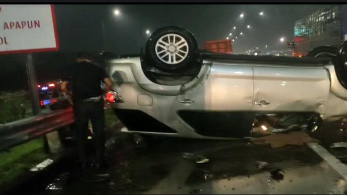 Fortuner Berpenumpang 5 Kades Pamekasan Terbalik di Tol Waru, Kaget Mobil Depannya Berhenti Mendadak