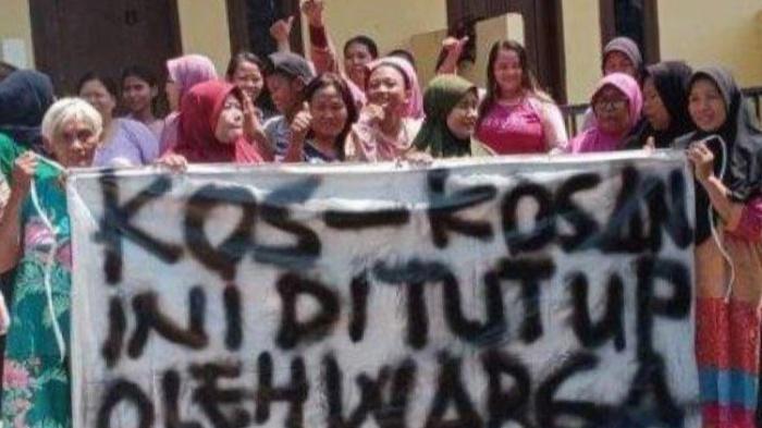 Aksi Nekat Emak-emak di Indramayu Gerebek Kos Bawa Spanduk dan Segel Paksa, Diduga Lokasi Prostitusi