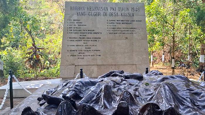 Monumen-Korban-Keganasan-PKI-1948-di-Desa-Kresek-di-Madiun-Jawa-Timur.jpg