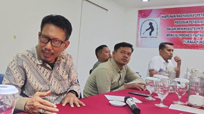 Muhammad-Hasan-Ketua-Himpunan-Masyarakat-Petani-Garam-Jawa-Timur-HMPG-Jatim-saat-di-Surabaya.jpg