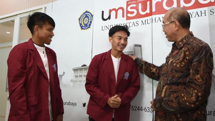 Muhammad-Iqbal-dan-Kasim-Botan-resmi-mendaftar-kuliah-di-Universitas-Muhammadiyah-Surabaya.jpg