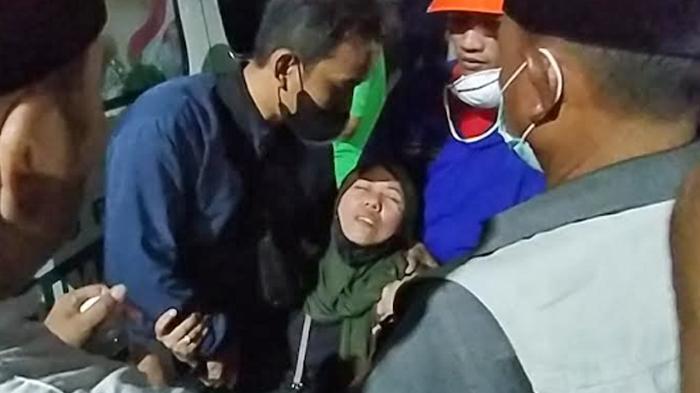 NYARIS-AMBRUK-Tubuh-Siti-ibunda-Firman-Nur-16-korban-tewas-insiden-am.jpg