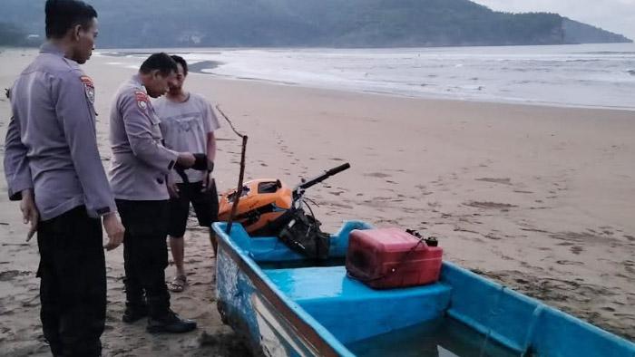 Perahu Tersapu Gelombang, Nelayan Pacitan Hilang Saat Mencari Ikan di Pantai Pancer Door