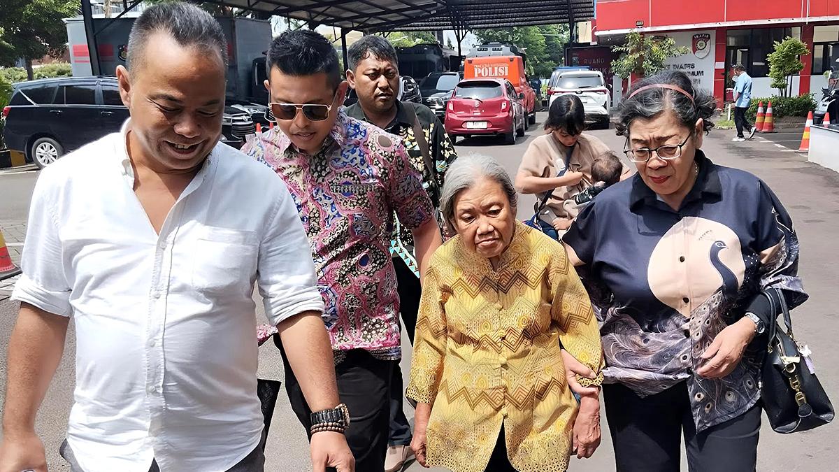 Nenek-Elina-di-depan-Gedung-Ditreskrimum-Mapolda-Jatim-1412026.jpg