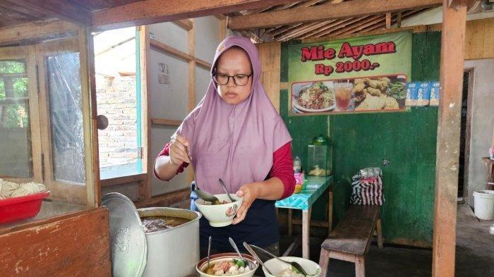 Ngatiem-Sudah-6-Tahun-Jualan-Mie-Ayam-Rp2000-Alasannya-Bikin-Haru-Ingat-Masa-Lalu.jpg