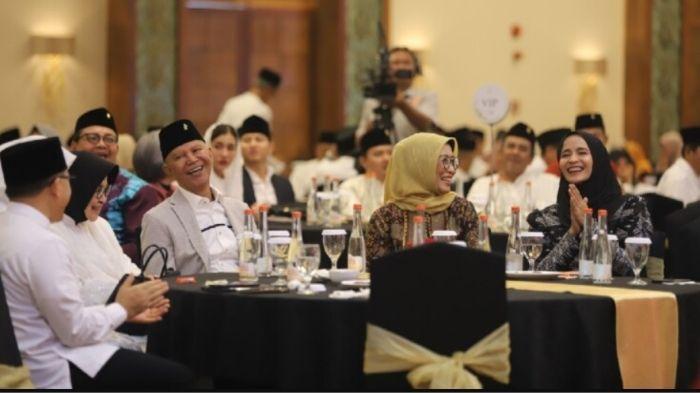 Ning-Nadia-Abdurrahman-saat-melangkah-ke-forum-halal-bihalal-PDI-Perjuangan-Jawa-Timur.jpg