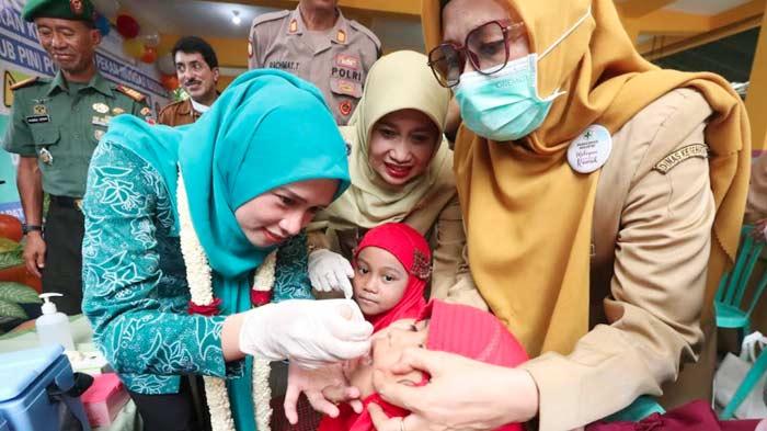 Ning-Nurul-dan-dr-Mukhibatul-Khusna-dalam-kegiatan-Imunisasi-Polio-Massal-di-Gresik.jpg