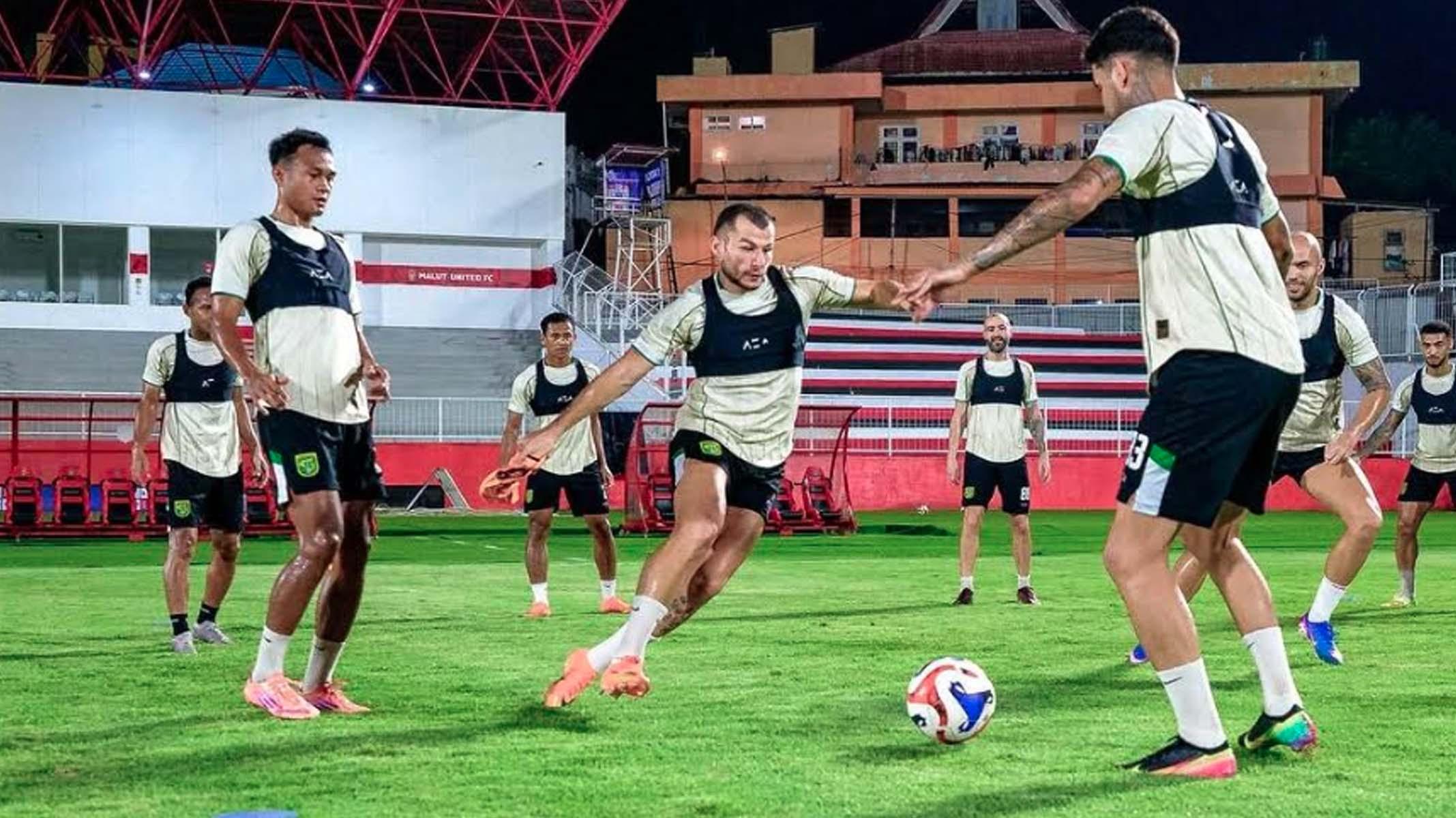 OFFICIAL-TRAINING-Pemain-Persebaya-V-MALUT.jpg