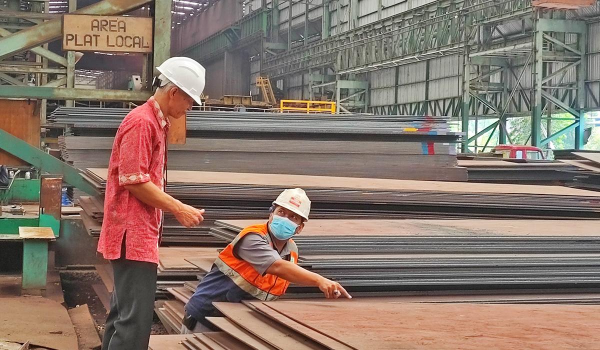 PABRIK-BAJA-Karyawan-PT-Gunawan-Dianjaya-Steel-GDST-ber.jpg