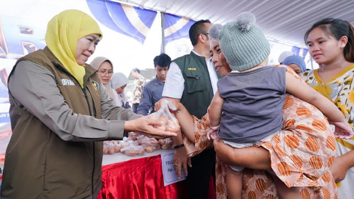 PASAR-MURAH-Gubernur-Jawa-Timur-Khofifah-Indar-Parawansa-saat-men.jpg