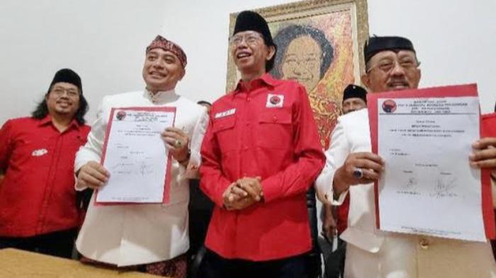 PDIP-Berikan-Rekom-ke-Eri-Cahyadi-Armuji-untuk-Maju-di-Pilwali-Surabaya-2024.jpg