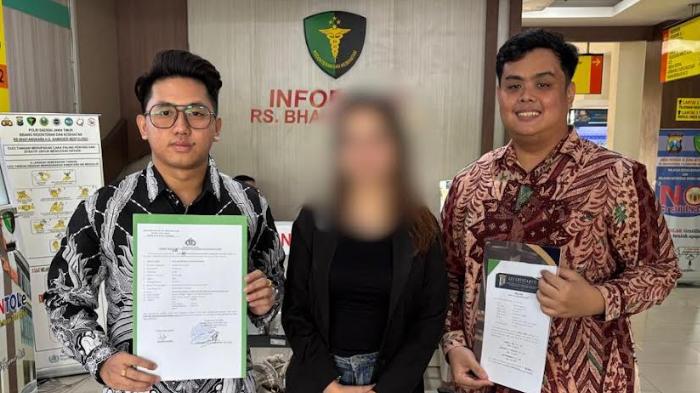 PELECEHAN-Wanita-inisial-KM-tengah-didampingi-pengacarnya-Rexy-Mierkhah.jpg
