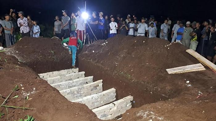 Warga Desa Tuwiri Wetan Tuban Iringi Pemakaman Korban Kecelakaan Rombongan Umroh di Gresik
