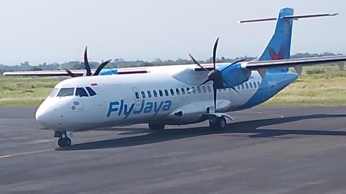 PENERBANGAN-PERDANA-Pesawat-Fly-Jaya-mendarat-di-Bandara-Notoha.jpg