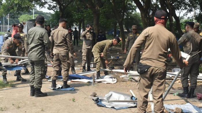 PENERTIBAN-PKL-SURAMADU-Ratusan-Pedagang-Kaki-Lima-PKL-liar.jpg