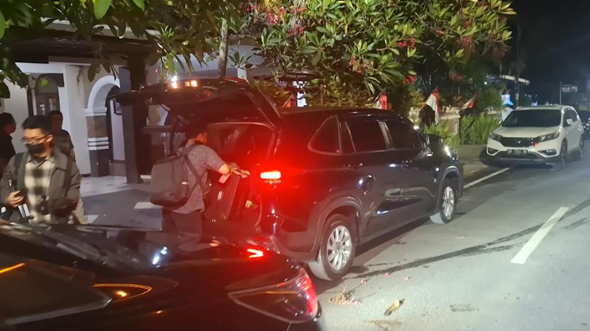 PENGGELEDAHAN-Tim-Penyidik-KPK-terpantau-melakukan-penggeled.jpg