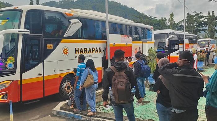 Libur Panjang Idul Adha 1446 H, Penumpang Bus di Terminal Surodakan Trenggalek Naik 3 Kali Lipat