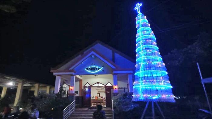 PERAYAAN-NATAL-2025-Pohon-Natal-berdiri-menjulang-yang-dibuat-dari-susuna.jpg