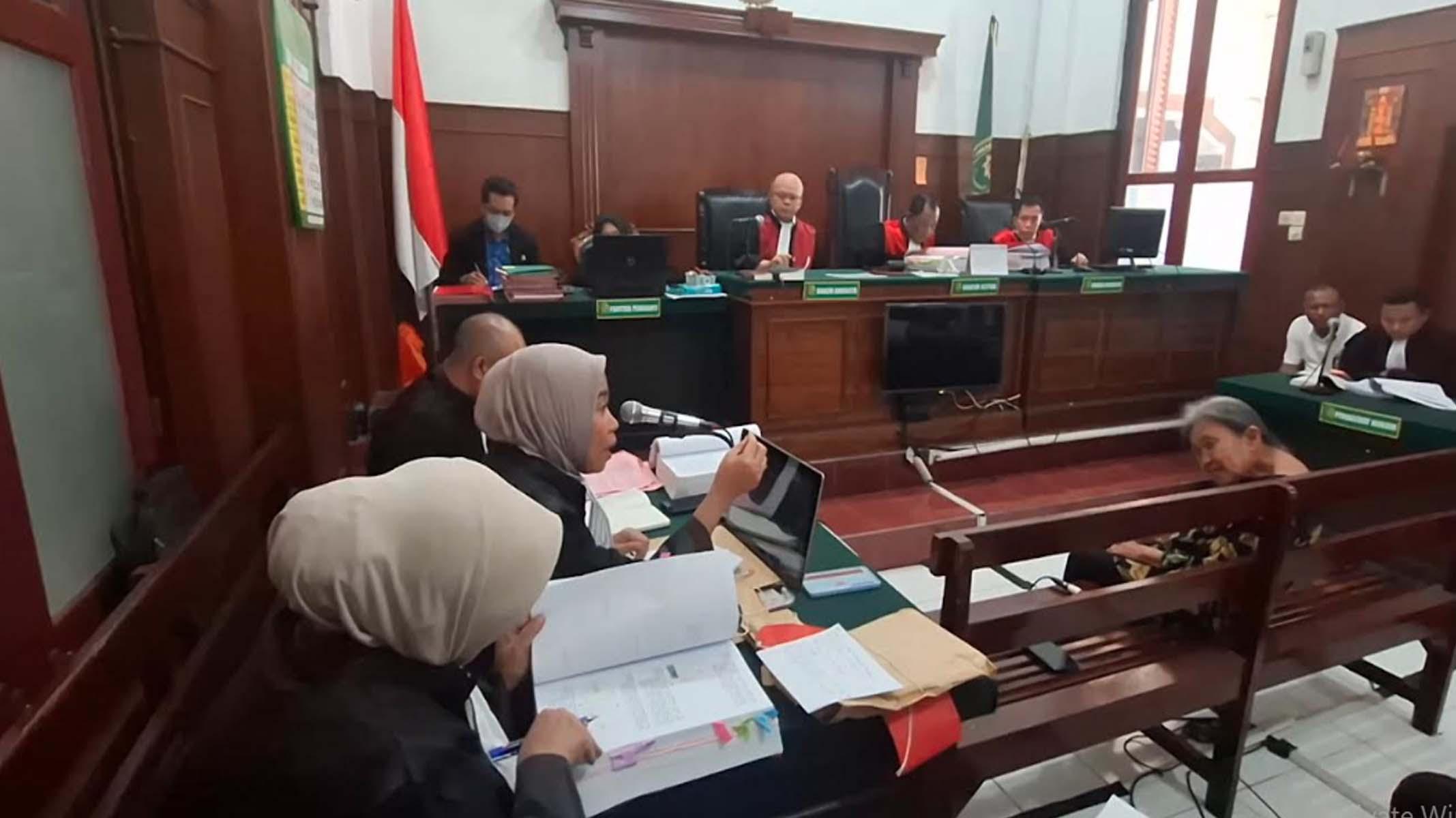 PERSIDANGAN-NENEK-ELINA-SAKSI.jpg