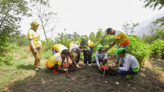 Kampanyekan Sehat Untuk Perbaiki Bumi, Insan Petrokimia Gresik Rama-Rame Tanami Gunung Penanggungan
