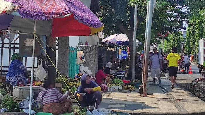 Tak Hiraukan Petugas, PKL Nekad Berjualan di Luar Pasar Baru Gresik, Pedagang Mengeluh Sepi Pembeli