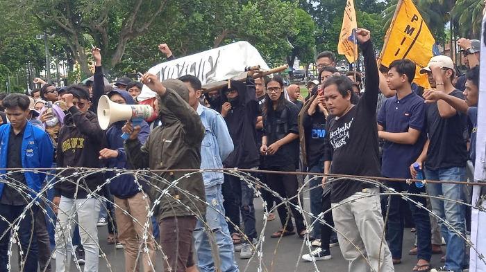 PMII-demo-Bupati-Jember-Hendy-Siswanto.jpg