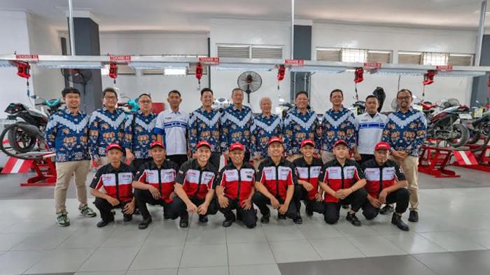 PREMIUM-SHOP-Manajemen-Yamaha-STSJ-bersama-tim-teknisi-berfoto-bersa.jpg