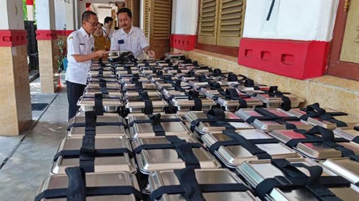 PROGRAM-MBG-Tumpukan-paket-makanan-untuk-program-makan-bergizi-gratis-siswa-s.jpg
