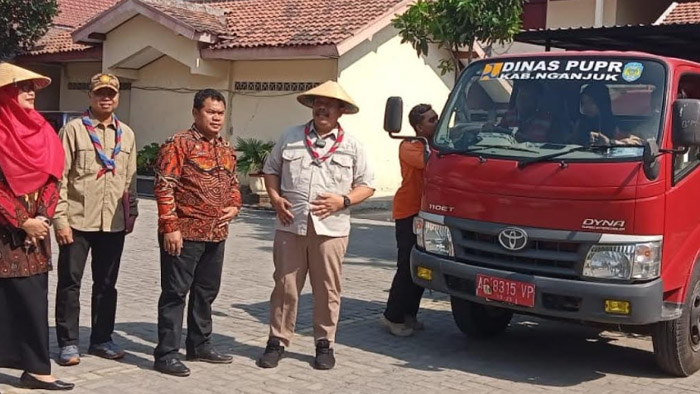 Sejumlah Wilayah Nganjuk Masih Kekeringan, PUPR dan Pramuka Bekerjasama Salurkan Air Bersih