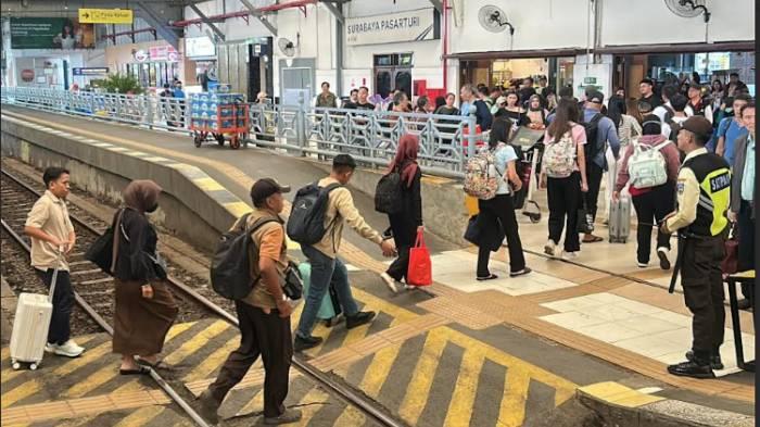 Pada-hari-pertama-periode-libur-PT-Kereta-Api-Indonesia-Persero-Daop-8-Surabaya-melayani.jpg