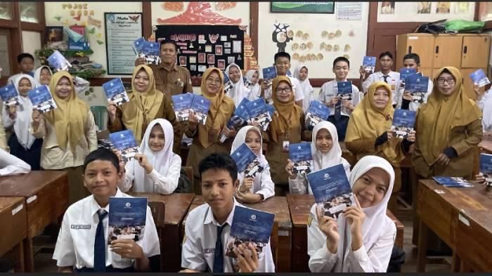 Paket-bantuan-berupa-buku-tulis-ini-diharapkan-dapat-membantu.jpg