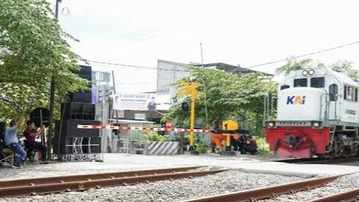 Palang-pintu-di-perlintasan-KA-di-Waru-Kecamatan-Pucuk.jpg