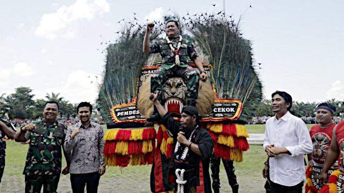 Panglima-TNI-Laksamana-Yudo-Margono-disambut-Reog-Ponorogo-di-Alun-Alun-Reksogati-Caruban.jpg
