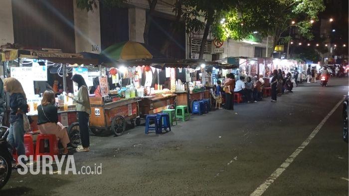 Para-Pedagang-di-Sentra-Wisata-Kuliner-Tunjungan-Surabaya.jpg