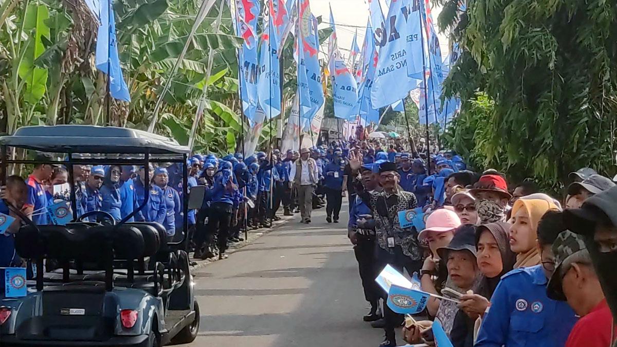 Para-buruh-di-Nganjuk-berkumpul-untuk-menyambut-kedatangan-Presiden-Prabowo.jpg