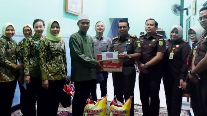 Peringati Hari Bhakti Adhyaksa, Jaksa dan Pegawai Kejari Sidoarjo Bagi-bagi Sembako