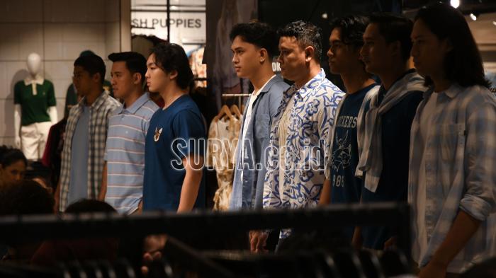 Tren Baju Pria Makin Beragam, Ada Warna-Warna Santai untuk Tampilan Profesional Muda