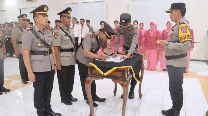 Para-pejabat-utama-di-lingkungan-Polres-Probolinggo-setelah-melaksanakan-upacara-Sertijab.jpg