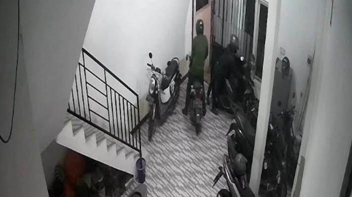 Para-pelaku-kabur-membawa-motor-curian-itu-melewati-jalan-kampung-ke-arah-Pungging.jpg