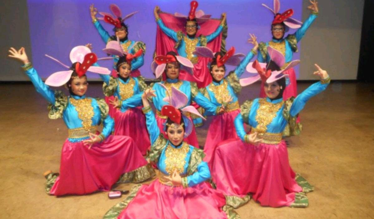 Para-penari-Nong-Anggrek-Banten-setelah-tampil-menghibur-penonton.jpg