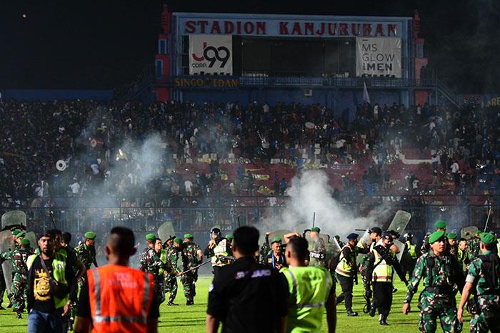 Para-suporter-Arema-FC-Aremania-turun-ke-lapangan-Stadion-Kanjuruhan.jpg