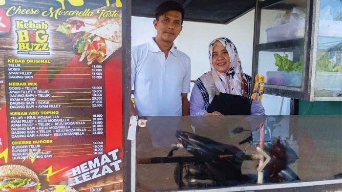 Pasangan-pelaku-UMKM-Kebab-Buzz-Burger-di-balik-gerobak-kuliner.jpg